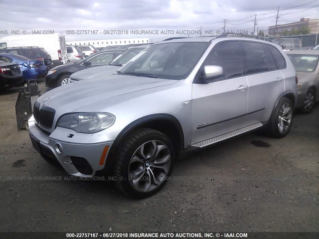 5UXZV8C52CL423324 - 2012 BMW X5 XDRIVE50I Srebrny zdjęcie 2