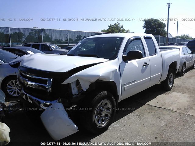 1GCEC19C37Z564084 - 2007 CHEVROLET SILVERADO C1500 WHITE photo 2