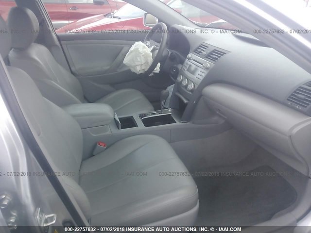 4T1BF3EKXBU157867 - 2011 TOYOTA CAMRY SE/LE/XLE SILVER photo 5