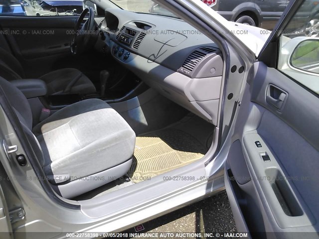 JTDBE32K540267859 - 2004 TOYOTA CAMRY LE/XLE SILVER photo 5