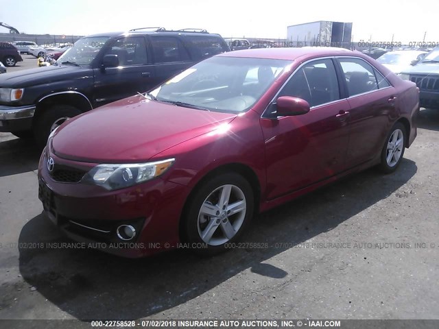 4T1BF1FK5EU767246 - 2014 TOYOTA CAMRY L/SE/LE/XLE წითელი ფოტო 2