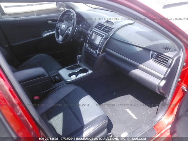4T1BF1FK5EU767246 - 2014 TOYOTA CAMRY L/SE/LE/XLE წითელი ფოტო 5