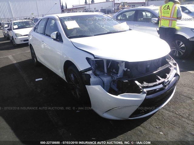 4T1BF1FK3FU115744 - 2015 TOYOTA CAMRY LE/XLE/SE/XSE 白色 照片 1