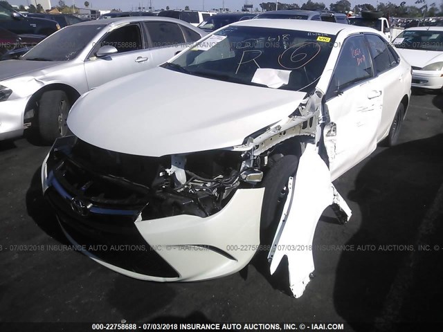 4T1BF1FK3FU115744 - 2015 TOYOTA CAMRY LE/XLE/SE/XSE 白色 照片 2