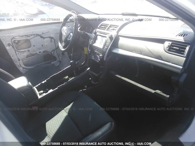 4T1BF1FK3FU115744 - 2015 TOYOTA CAMRY LE/XLE/SE/XSE 白色 照片 5