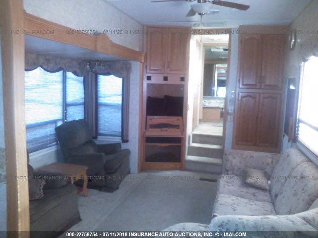 4YDF365215D512149 - 2005 KEYSTONE MONTANA WHITE photo 5