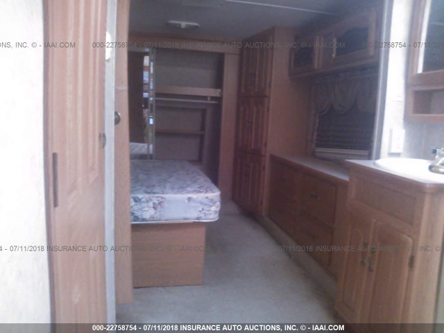 4YDF365215D512149 - 2005 KEYSTONE MONTANA WHITE photo 8