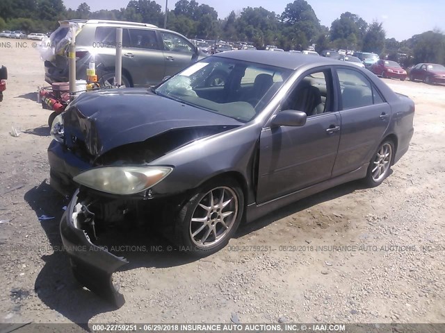 4T1BF32K13U566880 - 2003 TOYOTA CAMRY LE/XLE/SE ნაცრისფერი ფოტო 2