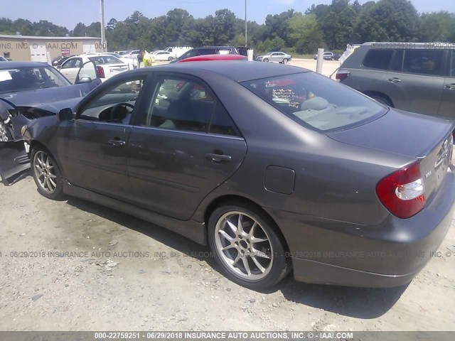 4T1BF32K13U566880 - 2003 TOYOTA CAMRY LE/XLE/SE ნაცრისფერი ფოტო 3