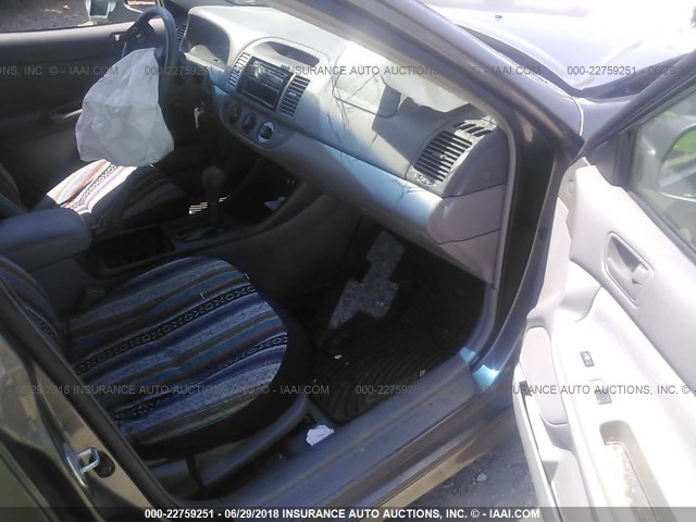 4T1BF32K13U566880 - 2003 TOYOTA CAMRY LE/XLE/SE ნაცრისფერი ფოტო 5