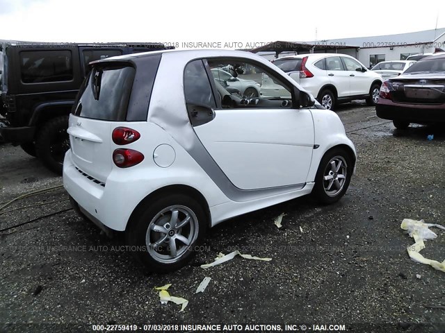 WMEEJ3BA5DK599483 - 2013 SMART FORTWO PURE/PASSION WHITE photo 4
