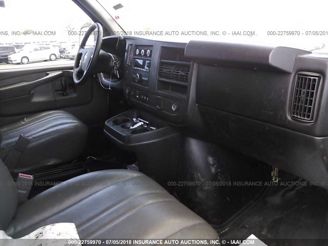 1GCWGFFF5F1108119 - 2015 CHEVROLET EXPRESS G2500  WHITE photo 5