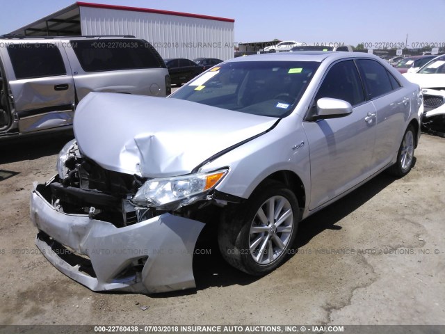 4T1BD1FK6EU100899 - 2014 TOYOTA CAMRY HYBRID/LE/XLE ვერცხლისფერი ფოტო 2