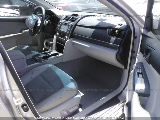 4T1BD1FK6EU100899 - 2014 TOYOTA CAMRY HYBRID/LE/XLE ვერცხლისფერი ფოტო 5