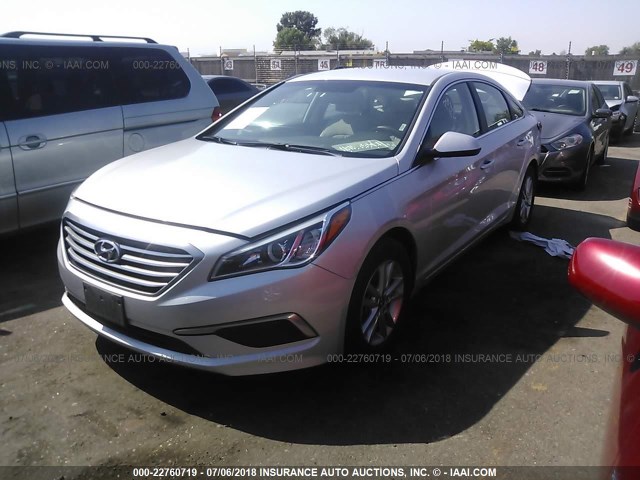 5NPE24AF7HH523671 - 2017 HYUNDAI SONATA SE 银色 照片 2