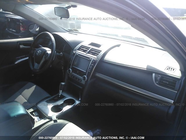 4T1BF1FK1EU810982 - 2014 TOYOTA CAMRY L/SE/LE/XLE შავი ფოტო 5