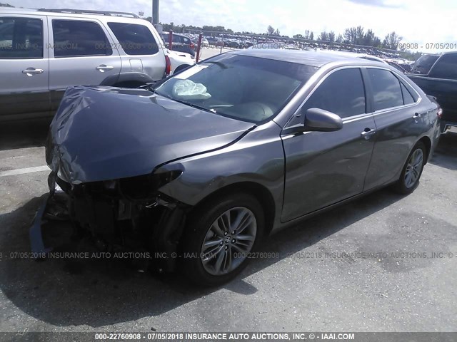4T1BF1FK1HU700938 - 2017 TOYOTA CAMRY LE/XLE/SE/XSE GRAY photo 2
