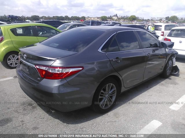 4T1BF1FK1HU700938 - 2017 TOYOTA CAMRY LE/XLE/SE/XSE GRAY photo 4