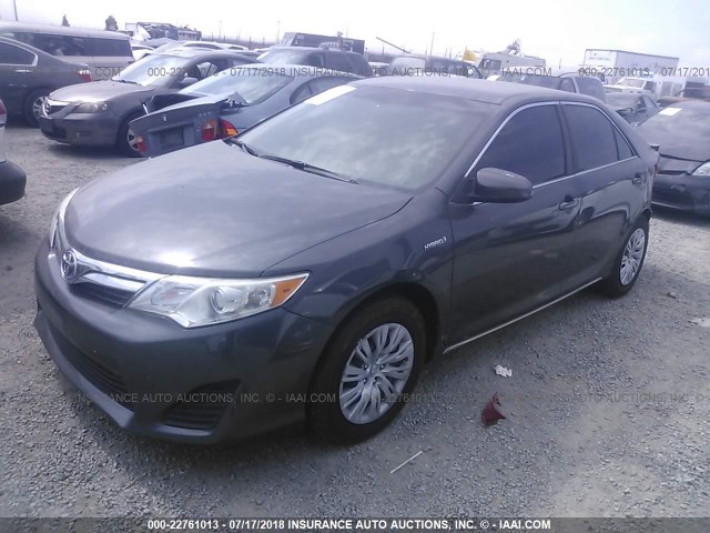 4T1BD1FK8DU063952 - 2013 TOYOTA CAMRY HYBRID/LE/XLE GRAY photo 2