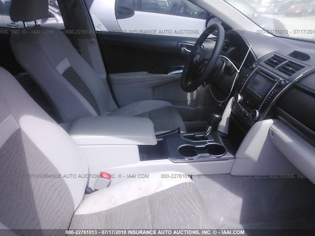 4T1BD1FK8DU063952 - 2013 TOYOTA CAMRY HYBRID/LE/XLE 灰色 照片 5