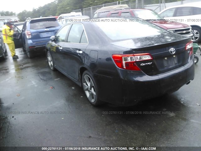 4T1BF1FK6EU324703 - 2014 TOYOTA CAMRY L/SE/LE/XLE ნაცრისფერი ფოტო 3