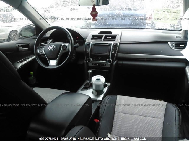 4T1BF1FK6EU324703 - 2014 TOYOTA CAMRY L/SE/LE/XLE ნაცრისფერი ფოტო 5