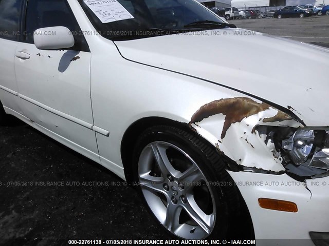JTHBD192420057844 - 2002 LEXUS IS 300 WHITE photo 6