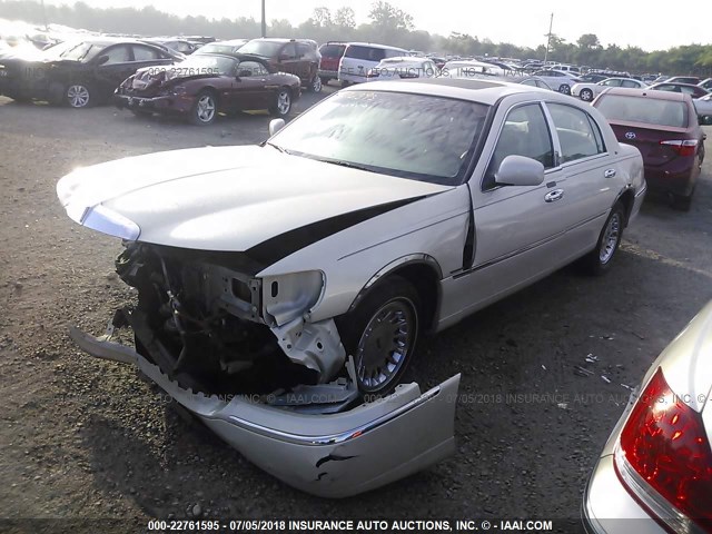 1LNHM83W11Y607450 - 2001 LINCOLN TOWN CAR CARTIER BEIGE photo 2