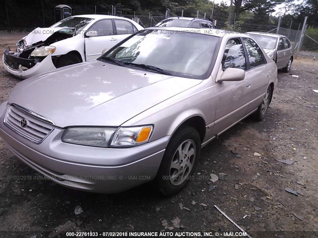 4T1BF28K6WU049080 - 1998 TOYOTA CAMRY CE/LE/XLE GOLD photo 2
