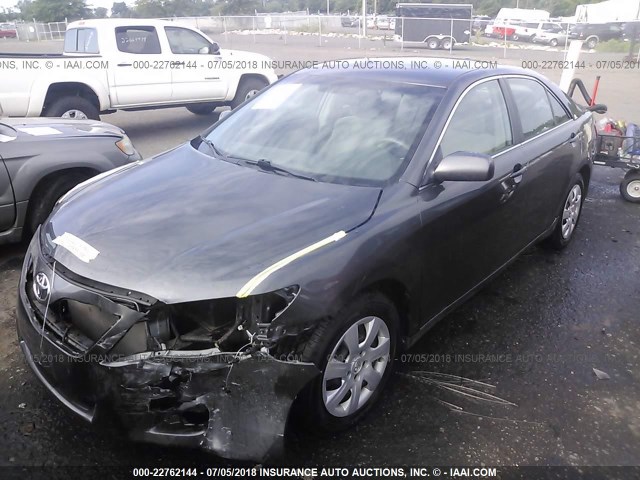 4T4BF3EK3AR010620 - 2010 TOYOTA CAMRY SE/LE/XLE GRAY photo 2