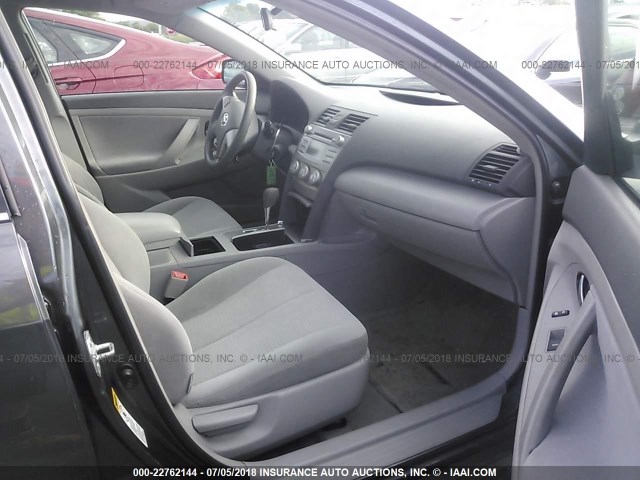 4T4BF3EK3AR010620 - 2010 TOYOTA CAMRY SE/LE/XLE GRAY photo 5