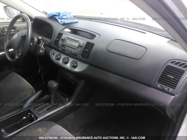 4T1BE32K35U628429 - 2005 TOYOTA CAMRY LE/XLE/SE 银色 照片 5