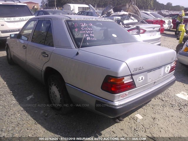 WDBEA28E2PC010695 - 1993 MERCEDES-BENZ 300 E 2.8 SILVER photo 3