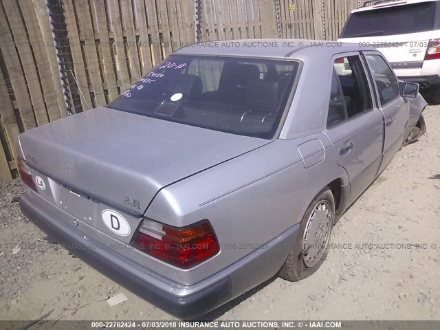 WDBEA28E2PC010695 - 1993 MERCEDES-BENZ 300 E 2.8 SILVER photo 4