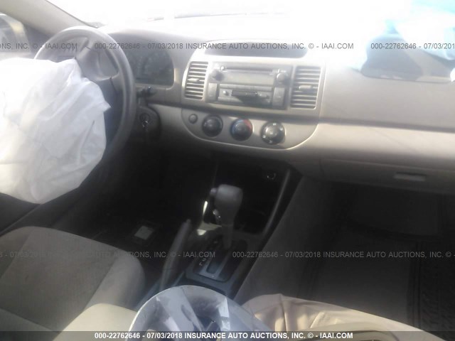 4T1BE32K52U111984 - 2002 TOYOTA CAMRY LE/XLE/SE 金色 照片 5