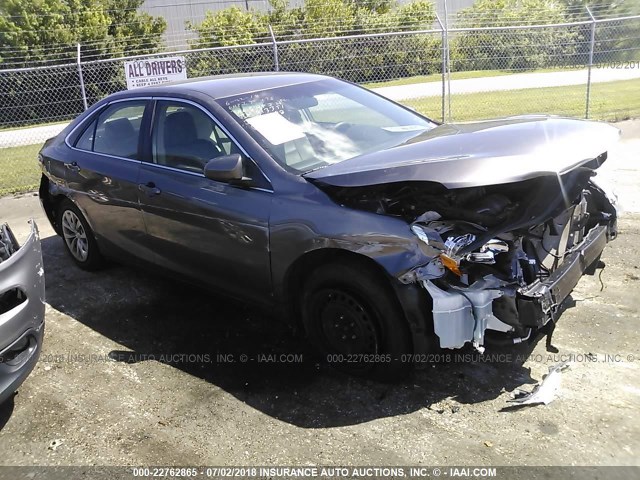 4T1BF1FK0FU013351 - 2015 TOYOTA CAMRY LE/XLE/SE/XSE GRAY photo 1