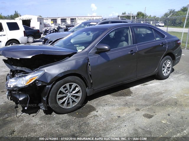 4T1BF1FK0FU013351 - 2015 TOYOTA CAMRY LE/XLE/SE/XSE GRAY photo 2