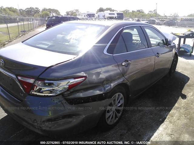 4T1BF1FK0FU013351 - 2015 TOYOTA CAMRY LE/XLE/SE/XSE GRAY photo 4