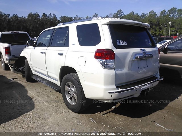 JTEBU5JR5D5120078 - 2013 TOYOTA 4RUNNER SR5/LIMITED/TRAIL WHITE photo 3