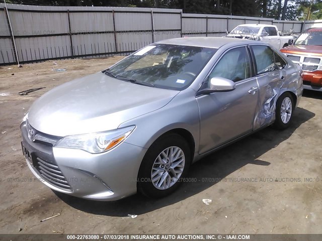 4T1BF1FK9GU184505 - 2016 TOYOTA CAMRY LE/XLE/SE/XSE SILVER photo 2
