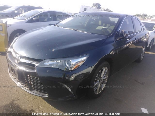 4T1BF1FK9HU793370 - 2017 TOYOTA CAMRY LE/XLE/SE/XSE 深蓝色 照片 2