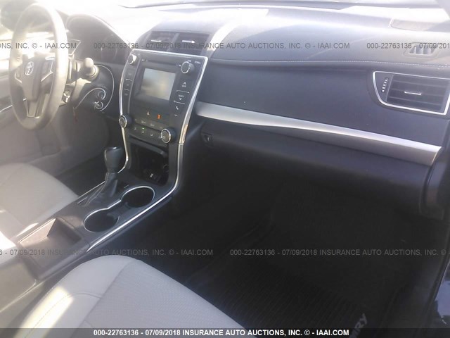 4T1BF1FK9HU793370 - 2017 TOYOTA CAMRY LE/XLE/SE/XSE 深蓝色 照片 5