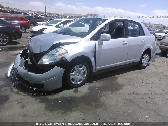 3N1BC1AP0BL470345 - 2011 NISSAN VERSA S/SL ვერცხლისფერი ფოტო 2