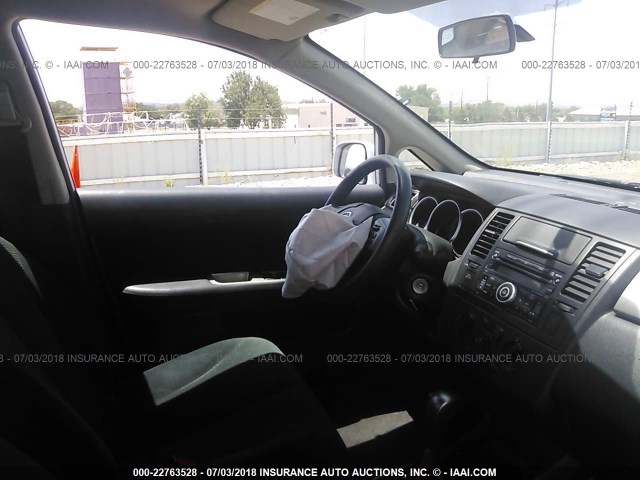 3N1BC1AP0BL470345 - 2011 NISSAN VERSA S/SL ვერცხლისფერი ფოტო 5