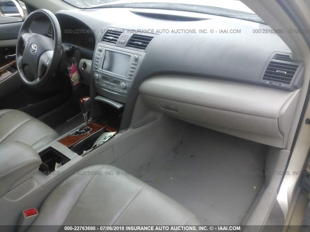 4T1BK3EK0BU623575 - 2011 TOYOTA CAMRY SE/LE/XLE 金色 照片 5