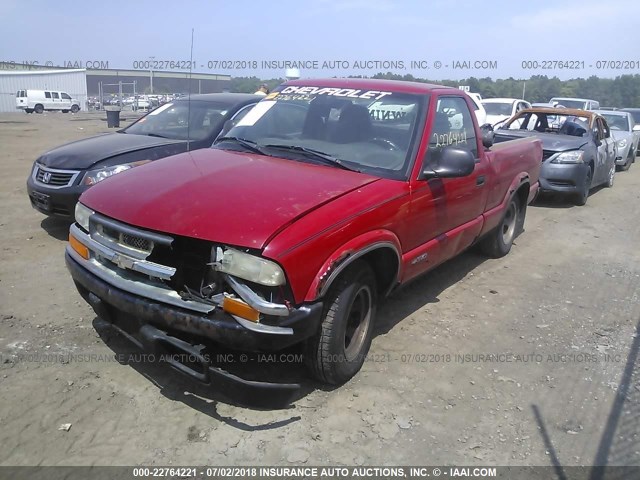 1GCCS1443WK177178 - 1998 CHEVROLET S TRUCK S10 RED photo 2