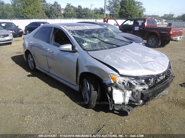 4T1BF1FK6EU437051 - 2014 TOYOTA CAMRY L/SE/LE/XLE 银色 照片 1