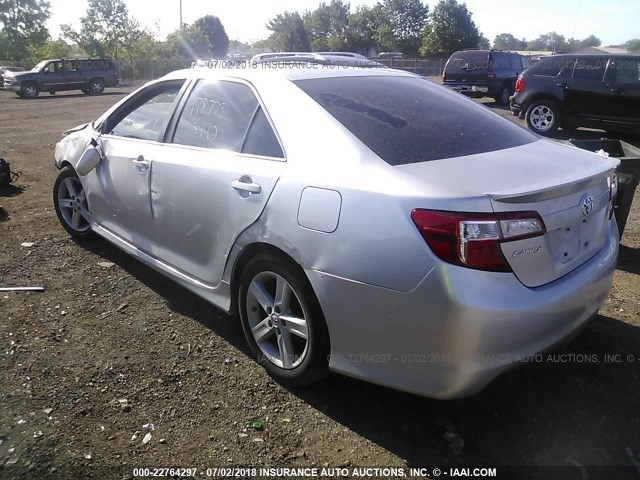 4T1BF1FK6EU437051 - 2014 TOYOTA CAMRY L/SE/LE/XLE 银色 照片 3