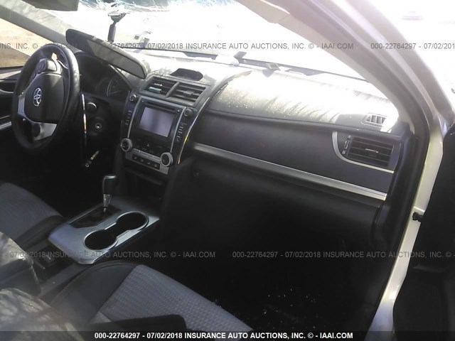 4T1BF1FK6EU437051 - 2014 TOYOTA CAMRY L/SE/LE/XLE 银色 照片 5