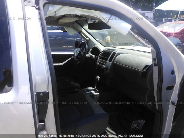 1N6AD0CW5CC403576 - 2012 NISSAN FRONTIER SV/PRO-4X SILVER photo 5